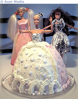 Birthday Cake Games on Decorate The Cake With Sweets And Silver Ball Decorations Like Barbie