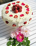 BIRTHDAY RECIPES: Strawberry cake with white chocolate and roses
